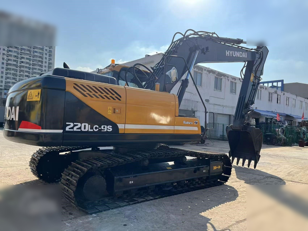 HYUNDAI ROBEX 220 LC-9S - Excavator pe şenile: Foto 1 HYUNDAI ROBEX 220 LC-9S - Excavator pe şenile: Foto 1