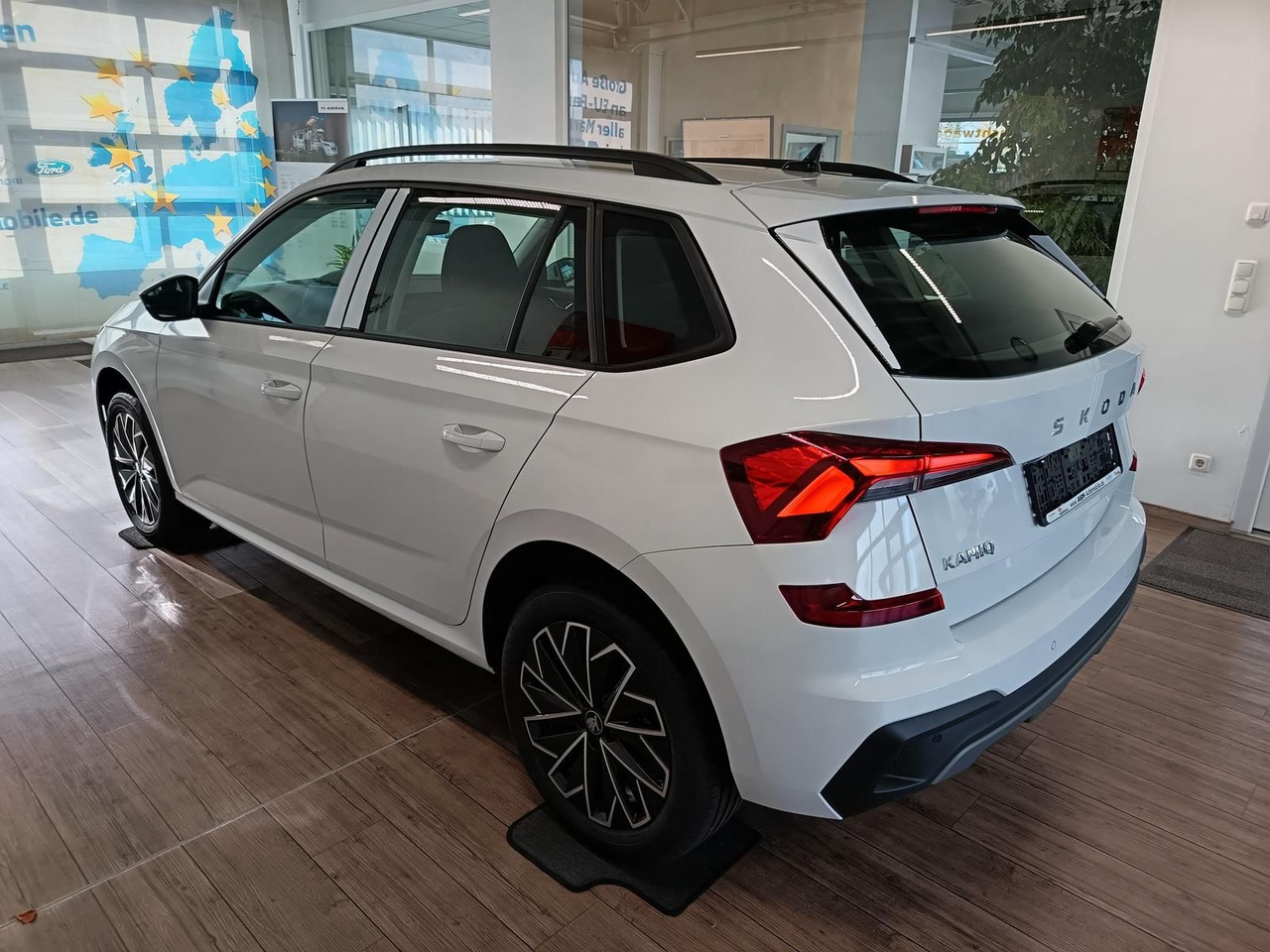 Skoda Kamiq 130 Jahre 1,5TSI DSG*AHK*ACC*LED*R-KAM*PDC - SUV: Foto 4 Skoda Kamiq 130 Jahre 1,5TSI DSG*AHK*ACC*LED*R-KAM*PDC - SUV: Foto 4
