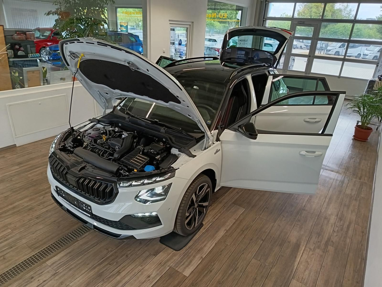 Skoda Kamiq Monte Carlo 1,5 TSI DSG*AHK*PANO*LED*ACC* - SUV: Foto 2 Skoda Kamiq Monte Carlo 1,5 TSI DSG*AHK*PANO*LED*ACC* - SUV: Foto 2