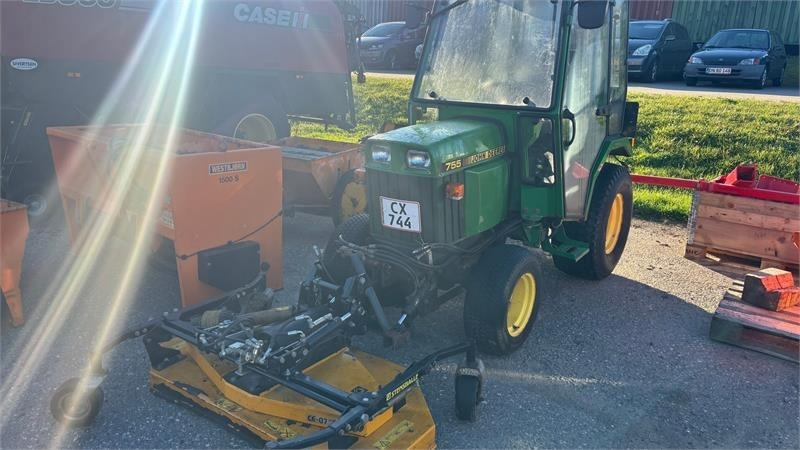 John Deere 755 Kompakt traktor - Tractor comunal: Foto 1 John Deere 755 Kompakt traktor - Tractor comunal: Foto 1