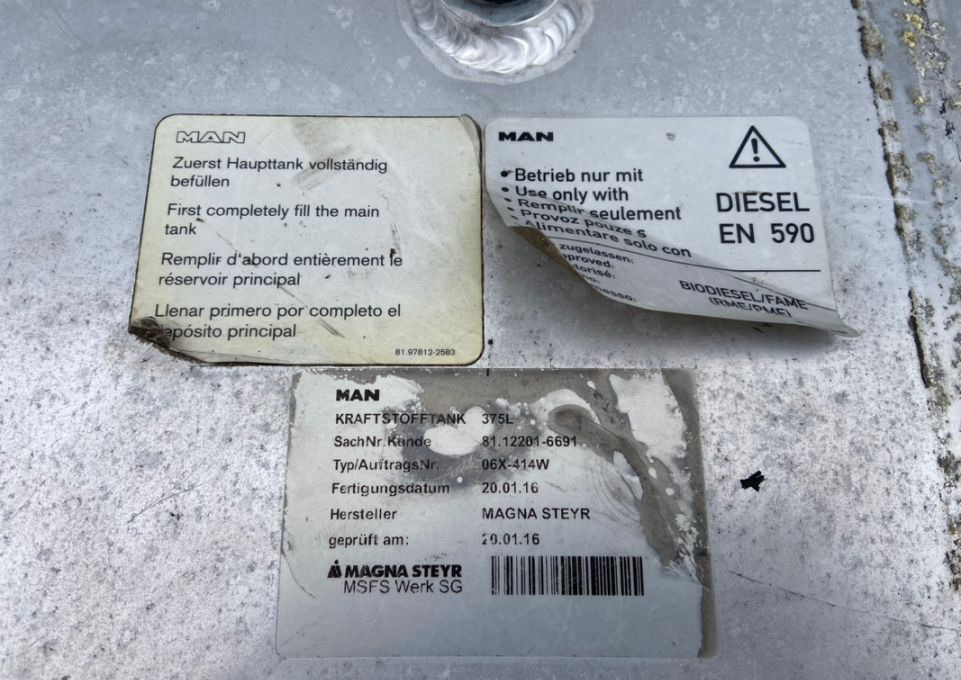Zbiornik paliwa MAN TGX TGS 375 litrów bak - Rezervor combustibil pentru Camion: Foto 4 Zbiornik paliwa MAN TGX TGS 375 litrów bak - Rezervor combustibil pentru Camion: Foto 4