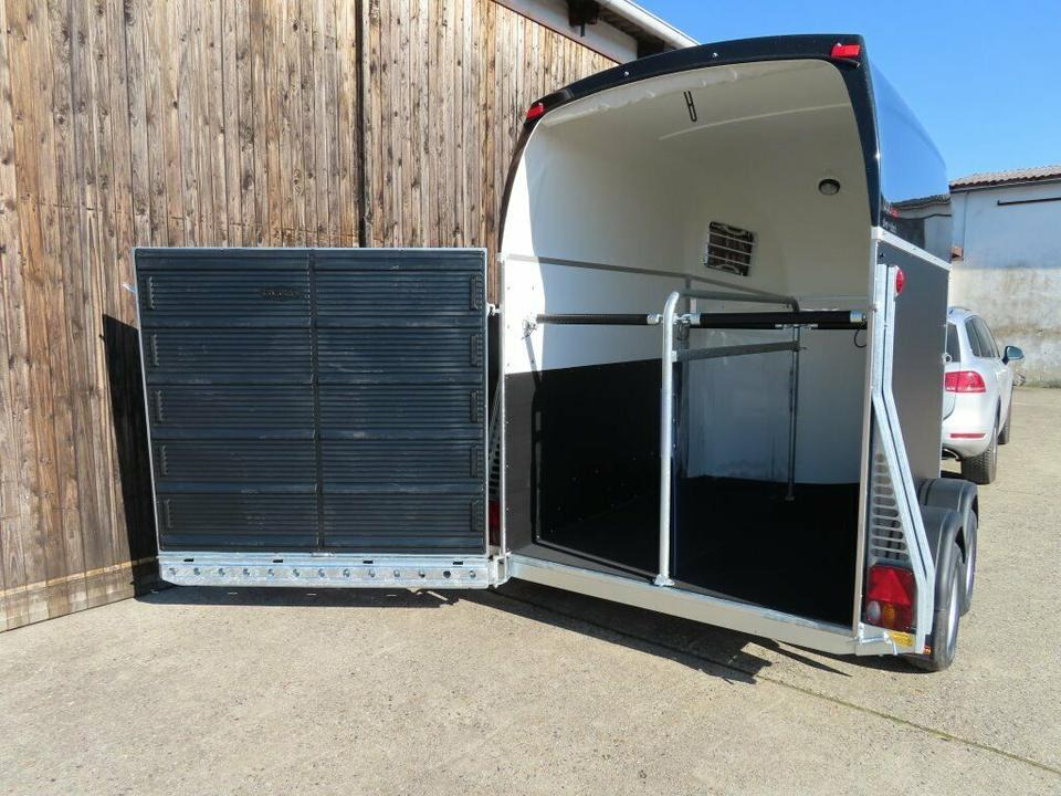 Böckmann Pferdeanhänger DUO s.+b., Sattelk., Aluboden Flügeltür - Remorcă transport cai: Foto 1 Böckmann Pferdeanhänger DUO s.+b., Sattelk., Aluboden Flügeltür - Remorcă transport cai: Foto 1