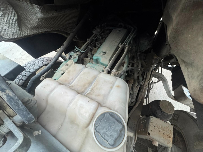 Camion cisternă Volvo FL 6 - 220 (11000 L / 2 COMPARTMENTS / 18 TON / MANUAL GEARBOX / PERFECT): Foto 18 Camion cisternă Volvo FL 6 - 220 (11000 L / 2 COMPARTMENTS / 18 TON / MANUAL GEARBOX / PERFECT): Foto 18