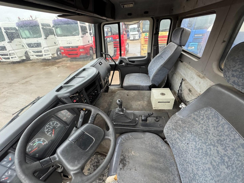 Camion cisternă Volvo FL 6 - 220 (11000 L / 2 COMPARTMENTS / 18 TON / MANUAL GEARBOX / PERFECT): Foto 13 Camion cisternă Volvo FL 6 - 220 (11000 L / 2 COMPARTMENTS / 18 TON / MANUAL GEARBOX / PERFECT): Foto 13