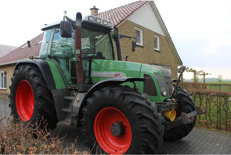 Tractor agricol Fendt FAVORIT 711 VARIO 711 Vario met fronthef en frontaftakas: Foto 1
