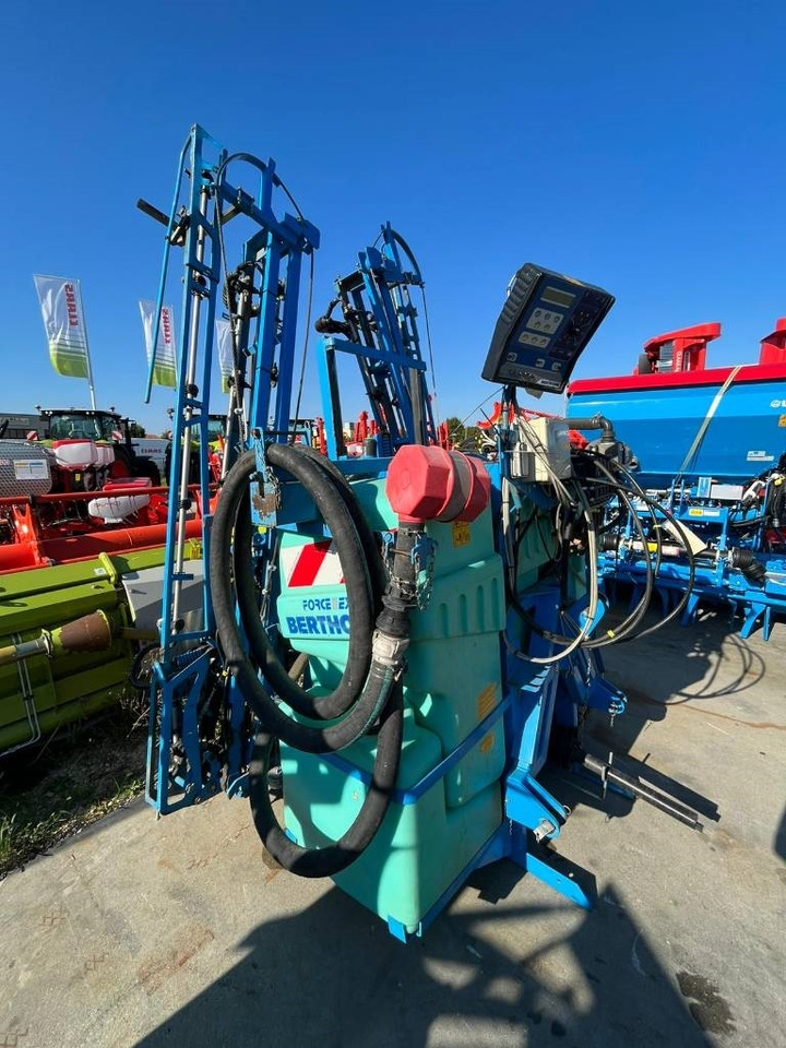 Berthoud Force 1000 - Maşină de erbicidat purtata: Foto 1 Berthoud Force 1000 - Maşină de erbicidat purtata: Foto 1