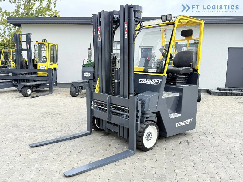 Combilift CB4000 / GAS / TRIPLEX 5200MM / FREE LIFT / FORK POSITIONER / SIDE SHIFT / EXCELLENT CONDITION / Wide range of four-way and side - Stivuitor cu catarg retractabil, cu schimbare rapidă de direcţie: Foto 4 Combilift CB4000 / GAS / TRIPLEX 5200MM / FREE LIFT / FORK POSITIONER / SIDE SHIFT / EXCELLENT CONDITION / Wide range of four-way and side - Stivuitor cu catarg retractabil, cu schimbare rapidă de direcţie: Foto 4