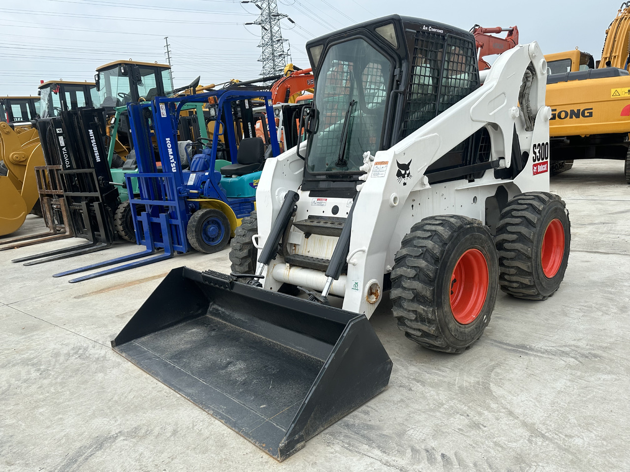 Second hand Hot sale skid-steers Bobcat S300 - Mini încărcător: Foto 1 Second hand Hot sale skid-steers Bobcat S300 - Mini încărcător: Foto 1