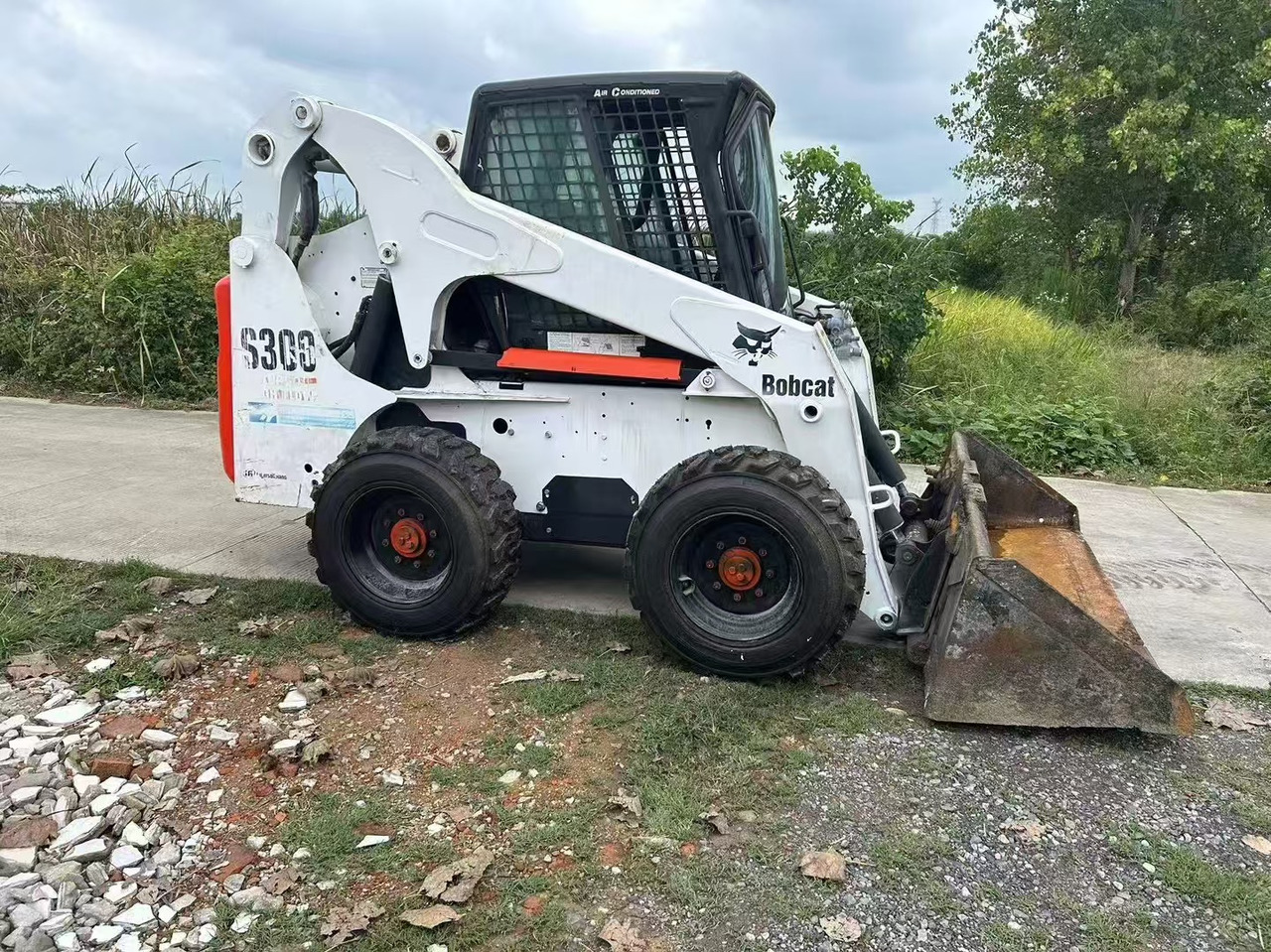 BOBCAT S300 - Mini încărcător: Foto 1 BOBCAT S300 - Mini încărcător: Foto 1