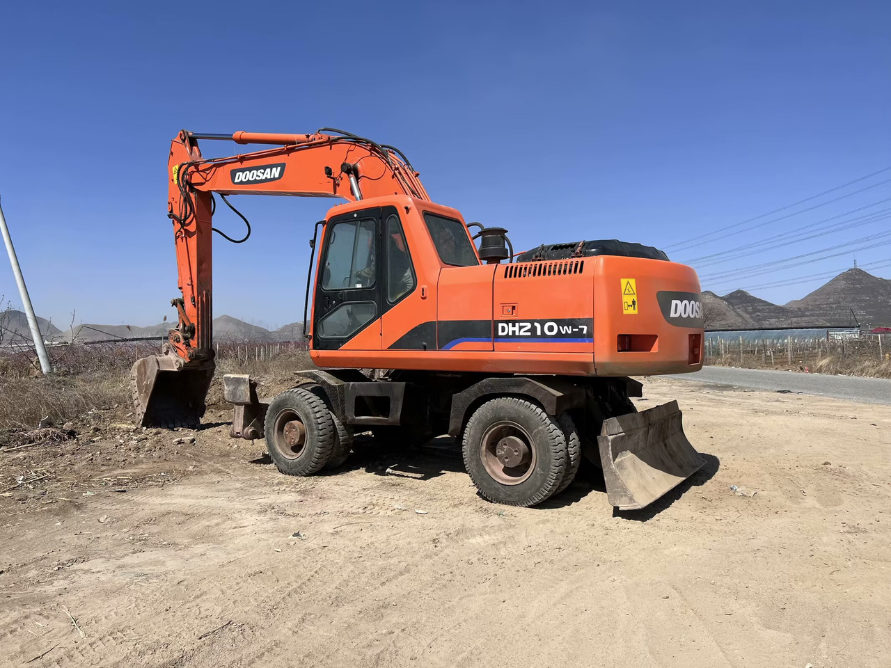 DOOSAN DH210W-7 - Excavator pe roţi: Foto 1 DOOSAN DH210W-7 - Excavator pe roţi: Foto 1