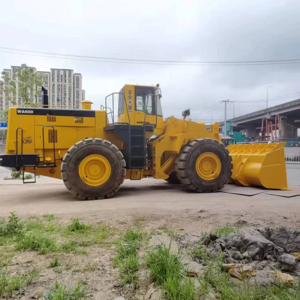 KOMATSU WA600-3 - Încărcător frontal pe pneuri: Foto 4 KOMATSU WA600-3 - Încărcător frontal pe pneuri: Foto 4
