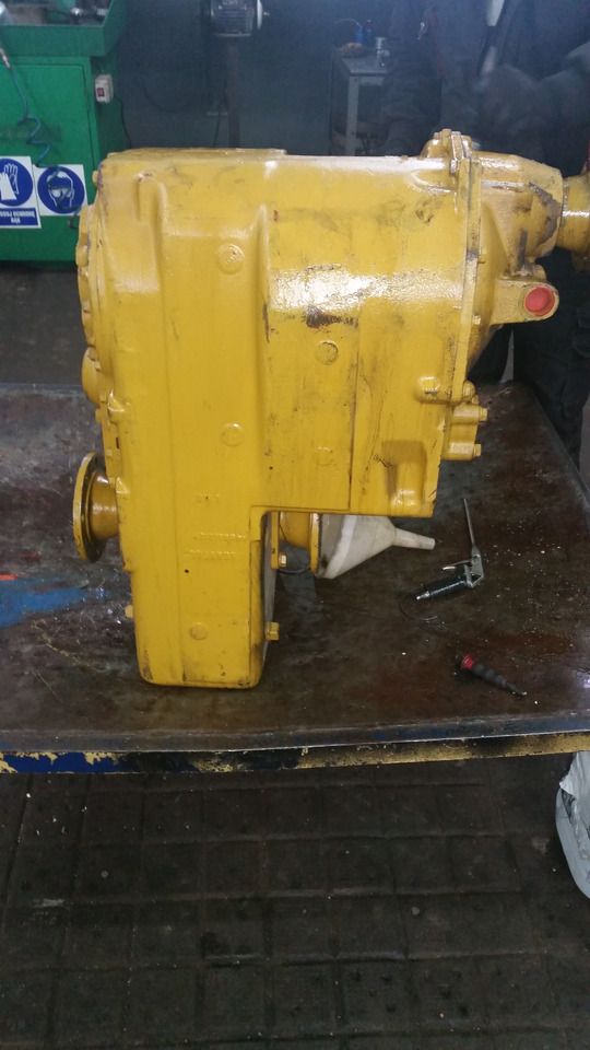 Skrzynia biegów Clark R28000 do Clark R24000, R28000, R32000, R34000, R36000 - Cutie de viteze pentru Utilaje constructii: Foto 1 Skrzynia biegów Clark R28000 do Clark R24000, R28000, R32000, R34000, R36000 - Cutie de viteze pentru Utilaje constructii: Foto 1