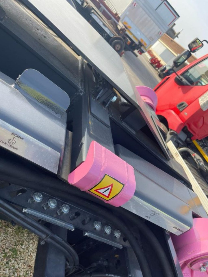 BLOCCAGGIO POSTERIORE ESTERNO - Caroserie și exterior pentru Camion: Foto 2 BLOCCAGGIO POSTERIORE ESTERNO - Caroserie și exterior pentru Camion: Foto 2