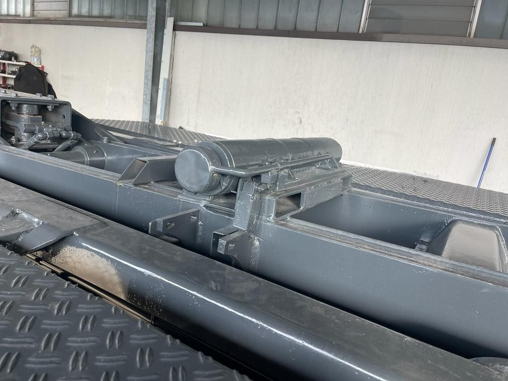 BLOCCAGGIO POSTERIORE INTERNO CON 2 PISTONI - Caroserie și exterior pentru Camion: Foto 2 BLOCCAGGIO POSTERIORE INTERNO CON 2 PISTONI - Caroserie și exterior pentru Camion: Foto 2