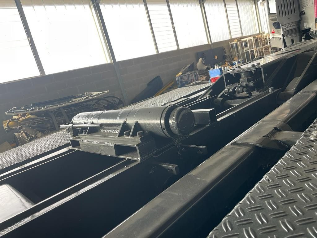 BLOCCAGGIO POSTERIORE INTERNO CON 2 PISTONI - Caroserie și exterior pentru Camion: Foto 1 BLOCCAGGIO POSTERIORE INTERNO CON 2 PISTONI - Caroserie și exterior pentru Camion: Foto 1