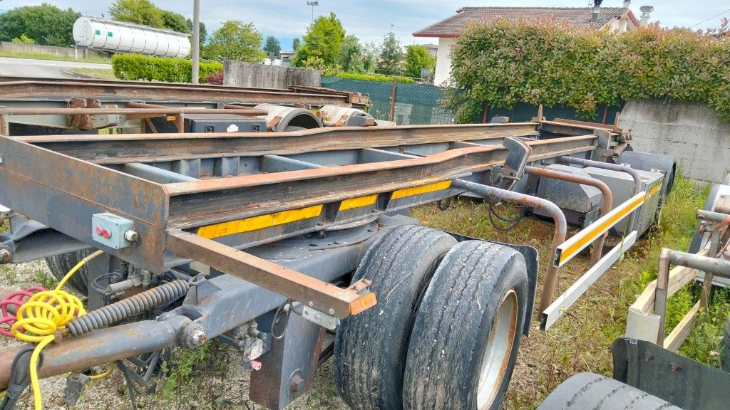 CARDI RIMORCHIO CARDI SCARRABILE PNEUMATICO - Remorcă abroll/ Skiploader: Foto 2 CARDI RIMORCHIO CARDI SCARRABILE PNEUMATICO - Remorcă abroll/ Skiploader: Foto 2