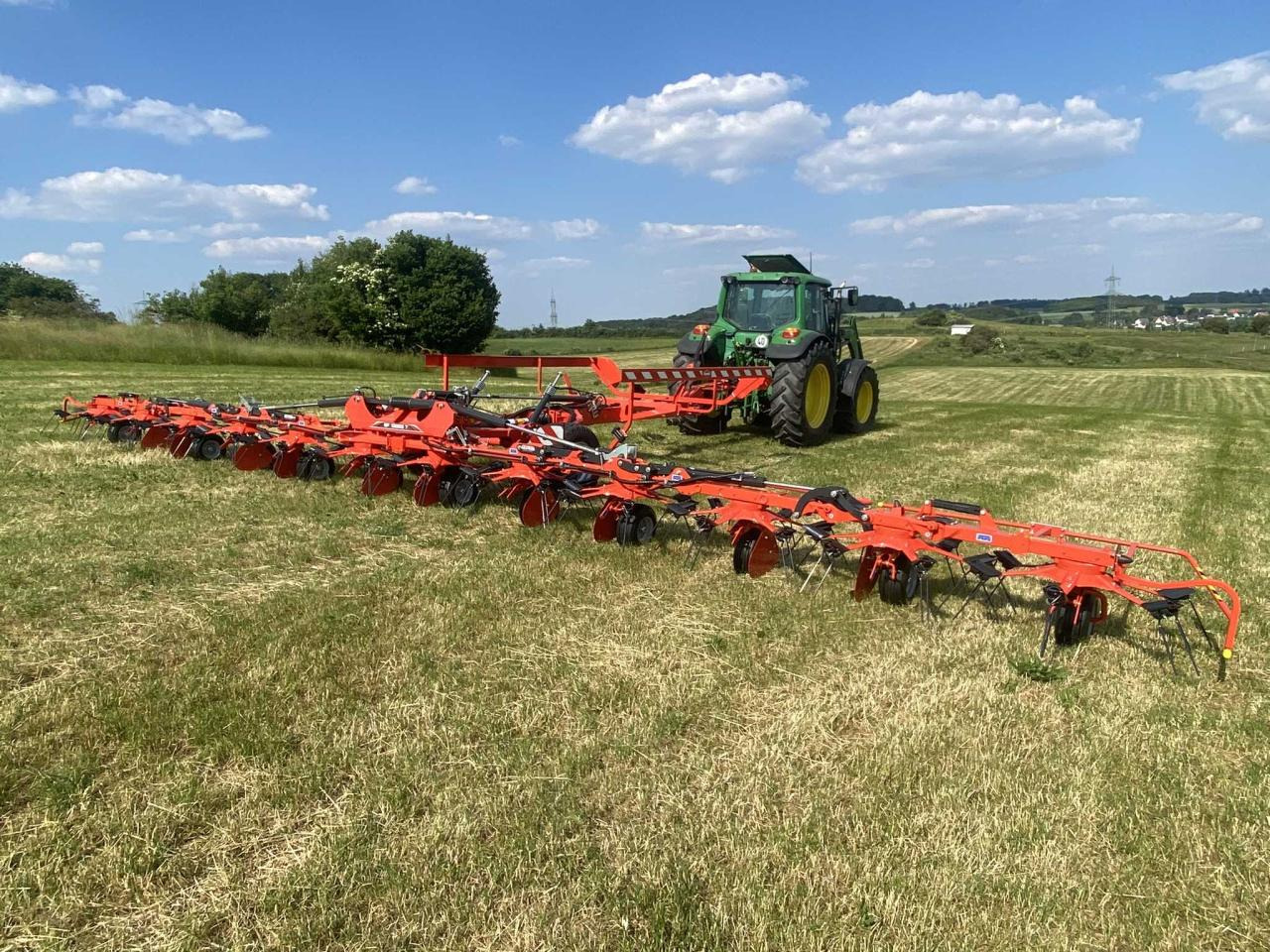 Kuhn GF13003T - Maşină de întors fânul: Foto 4 Kuhn GF13003T - Maşină de întors fânul: Foto 4