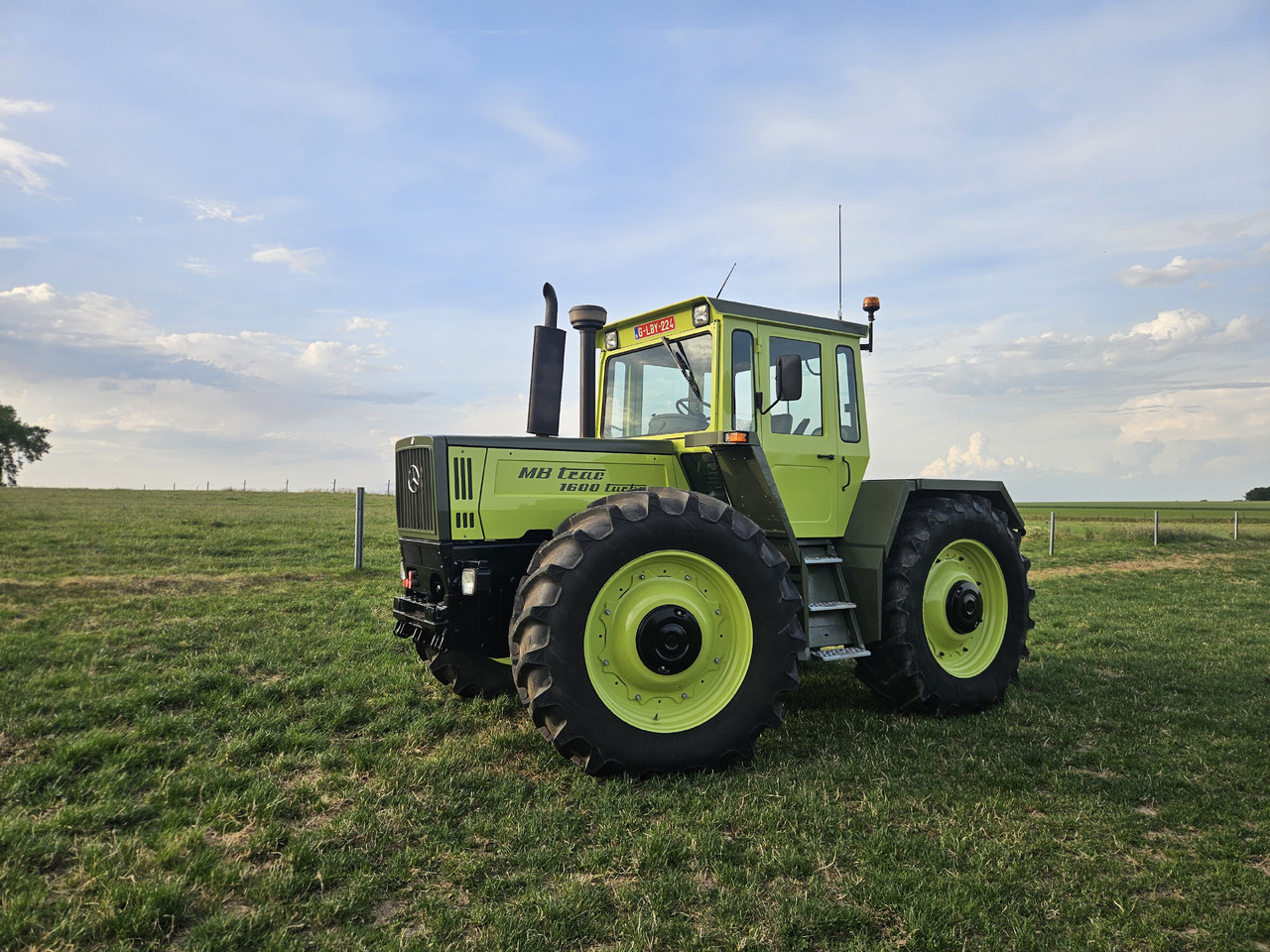 MERCEDES-BENZ MB-TRAC 1600 - Tractor agricol: Foto 1 MERCEDES-BENZ MB-TRAC 1600 - Tractor agricol: Foto 1