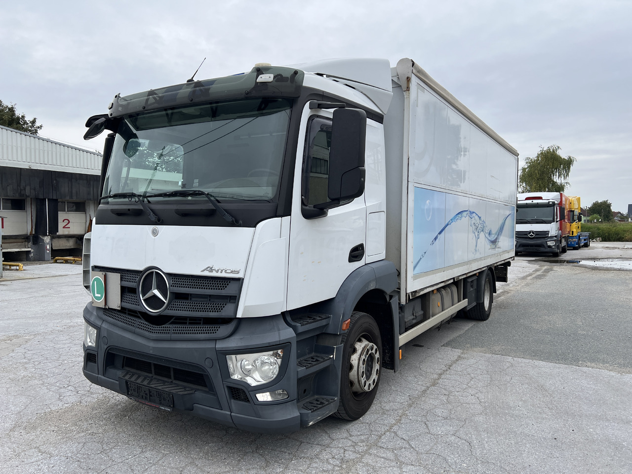 MERCEDES-BENZ ANTOS 18.30 L automatische Seitenladung | LBW | Klima | Tempomat - Camion pentru transportul băuturilor: Foto 1 MERCEDES-BENZ ANTOS 18.30 L automatische Seitenladung | LBW | Klima | Tempomat - Camion pentru transportul băuturilor: Foto 1