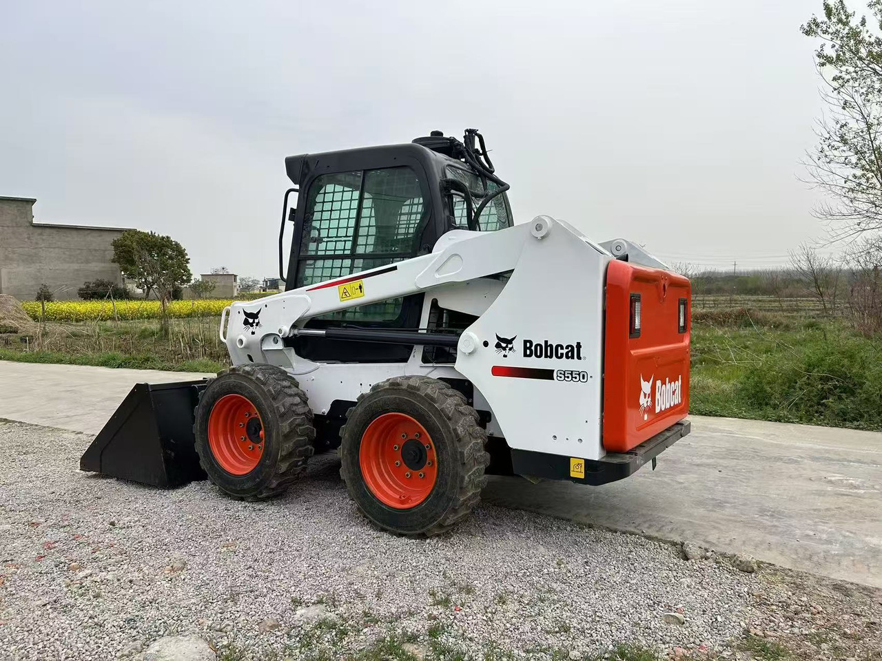 BOBCAT Skid Steer Loader S550 - Mini încărcător: Foto 3 BOBCAT Skid Steer Loader S550 - Mini încărcător: Foto 3