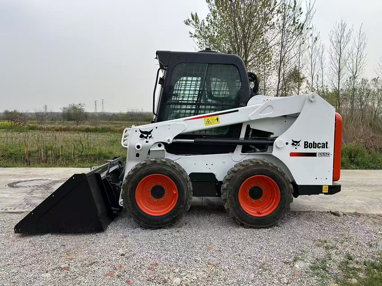 BOBCAT Skid Steer Loader S550 - Mini încărcător: Foto 2 BOBCAT Skid Steer Loader S550 - Mini încărcător: Foto 2
