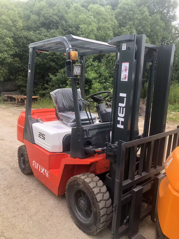 HELI 2.5 ton Fork lift Click for Discount - Stivuitor diesel: Foto 1 HELI 2.5 ton Fork lift Click for Discount - Stivuitor diesel: Foto 1