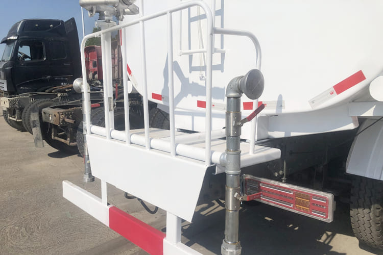 Howo Water Tanker Truck for Sale in Guyana - Camion cisternă: Foto 4 Howo Water Tanker Truck for Sale in Guyana - Camion cisternă: Foto 4