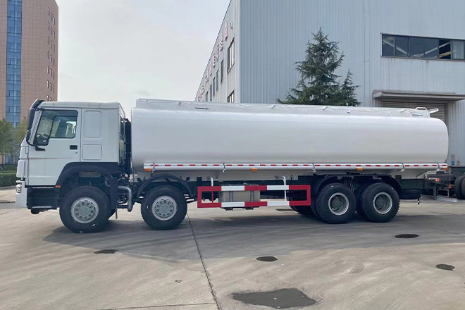 SINOTRUK Howo 371 Petrol Tank Truck Price for Sale in Saudi Arabia - Camion cisternă: Foto 2 SINOTRUK Howo 371 Petrol Tank Truck Price for Sale in Saudi Arabia - Camion cisternă: Foto 2
