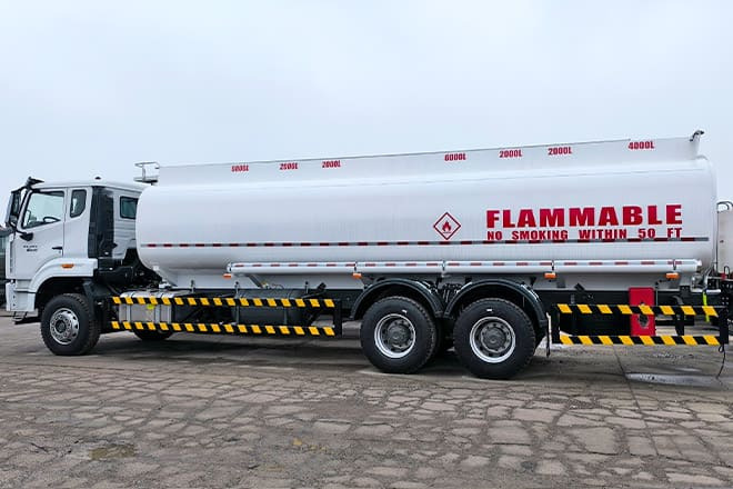 SINOTRUK Howo 380 Petrol Tanker Truck Price for Sale in Sierra Leone - Camion cisternă: Foto 2 SINOTRUK Howo 380 Petrol Tanker Truck Price for Sale in Sierra Leone - Camion cisternă: Foto 2