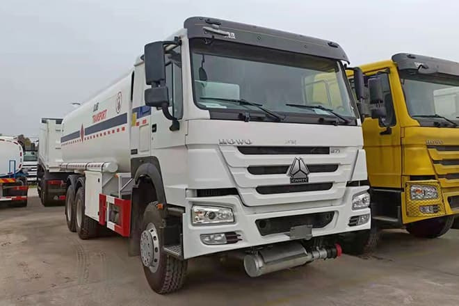 SINOTRUK Howo 6X4 Oil Truck Price for Sale in Djibouti - Camion cisternă: Foto 1 SINOTRUK Howo 6X4 Oil Truck Price for Sale in Djibouti - Camion cisternă: Foto 1