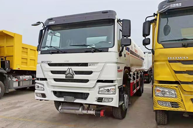 SINOTRUK Howo 6X4 Oil Truck Price for Sale in Djibouti - Camion cisternă: Foto 2 SINOTRUK Howo 6X4 Oil Truck Price for Sale in Djibouti - Camion cisternă: Foto 2