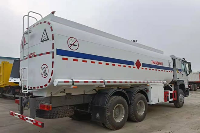 SINOTRUK Howo 6X4 Oil Truck Price for Sale in Djibouti - Camion cisternă: Foto 3 SINOTRUK Howo 6X4 Oil Truck Price for Sale in Djibouti - Camion cisternă: Foto 3