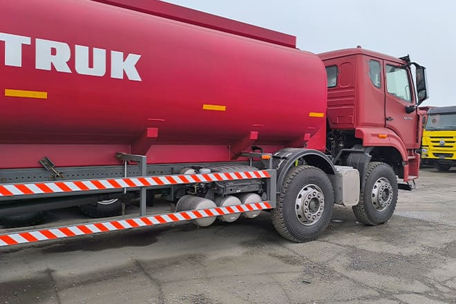 SINOTRUK Howo NX380 Diesel Tanker Truck for Sale in Tanzania - Camion cisternă: Foto 4 SINOTRUK Howo NX380 Diesel Tanker Truck for Sale in Tanzania - Camion cisternă: Foto 4