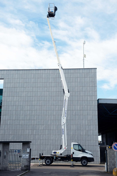 Oil & Steel Snake 2010 HE PLUS Sobre IVECO 35S14 Distancia entre ejes 3750 mm - Camion cu nacela: Foto 3 Oil & Steel Snake 2010 HE PLUS Sobre IVECO 35S14 Distancia entre ejes 3750 mm - Camion cu nacela: Foto 3