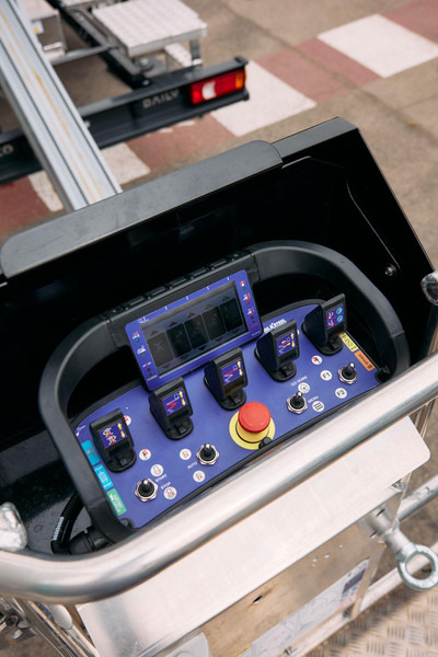 Oil & Steel Snake 26 Sobre IVECO 35S14 Distancia entre ejes 4100 mm - Camion cu nacela: Foto 4 Oil & Steel Snake 26 Sobre IVECO 35S14 Distancia entre ejes 4100 mm - Camion cu nacela: Foto 4