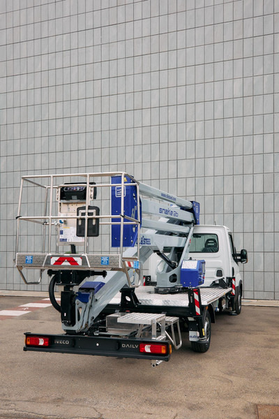 Oil & Steel Snake 26 Sobre IVECO 35S14 Distancia entre ejes 4100 mm - Camion cu nacela: Foto 2 Oil & Steel Snake 26 Sobre IVECO 35S14 Distancia entre ejes 4100 mm - Camion cu nacela: Foto 2