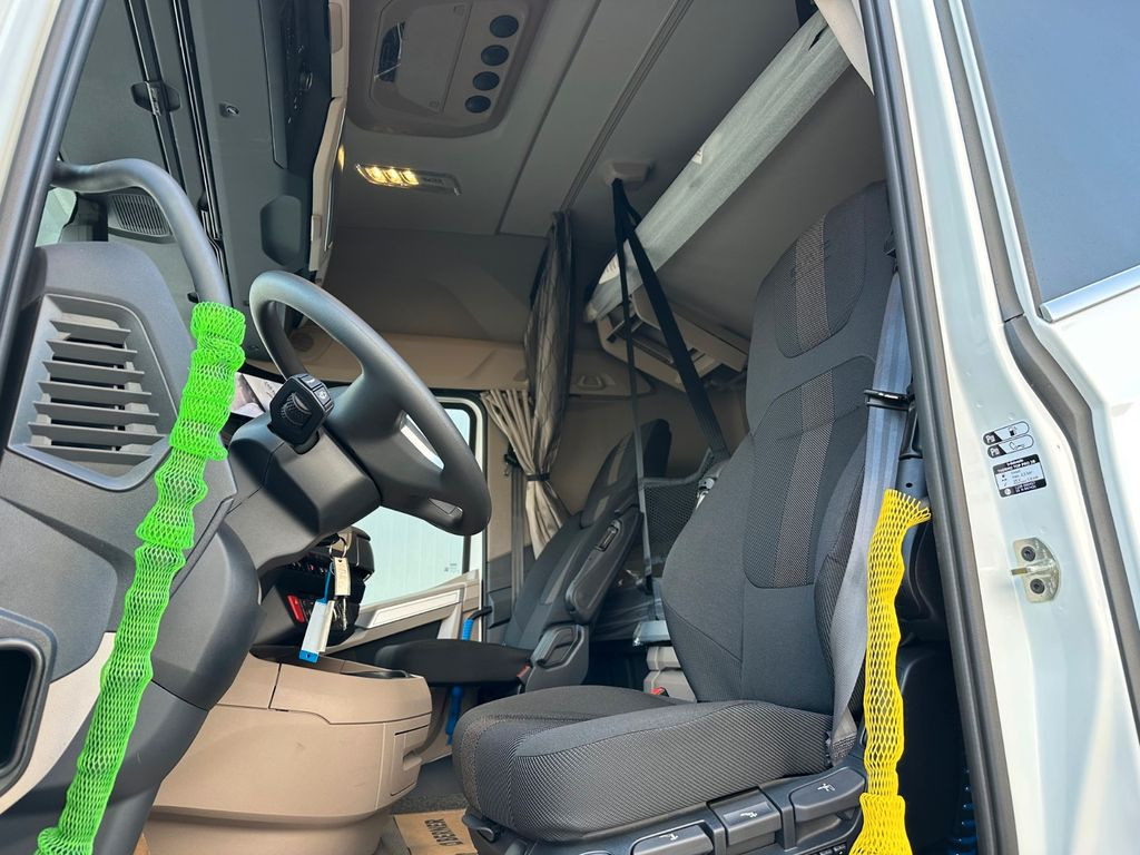 DAF XG 530 Retarder Standklima 3 Jahre Garantie DAF XG 530 Retarder Standklima 3 Jahre Garantie - Cap tractor: Foto 5 DAF XG 530 Retarder Standklima 3 Jahre Garantie DAF XG 530 Retarder Standklima 3 Jahre Garantie - Cap tractor: Foto 5