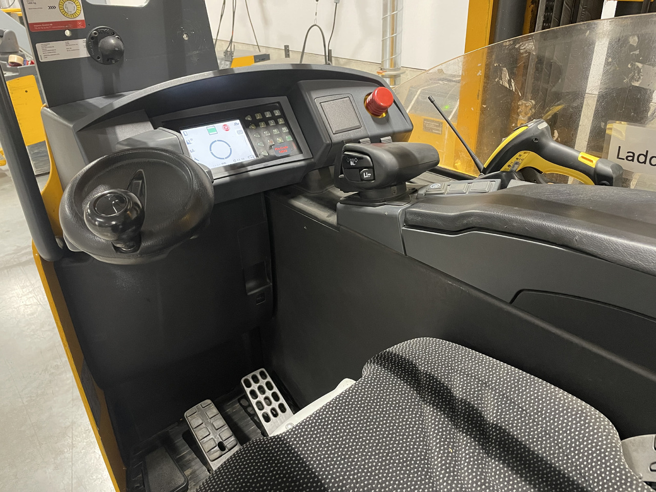 JUNGHEINRICH ETV214 - Stivuitor cu catarg retractabil: Foto 4 JUNGHEINRICH ETV214 - Stivuitor cu catarg retractabil: Foto 4