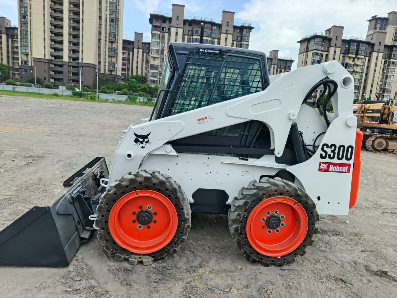 BOBCAT skid steer loader S300 Mining/Agriculture/Urban Construction - Mini încărcător: Foto 1 BOBCAT skid steer loader S300 Mining/Agriculture/Urban Construction - Mini încărcător: Foto 1