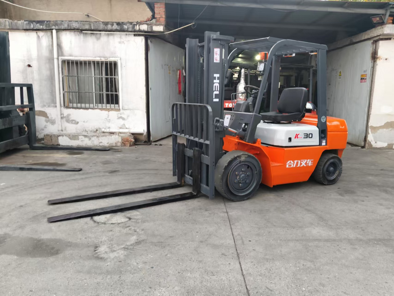 HELI k30 used 3 ton diesel forklift Customizable mast clamps low price - Stivuitor diesel: Foto 2 HELI k30 used 3 ton diesel forklift Customizable mast clamps low price - Stivuitor diesel: Foto 2