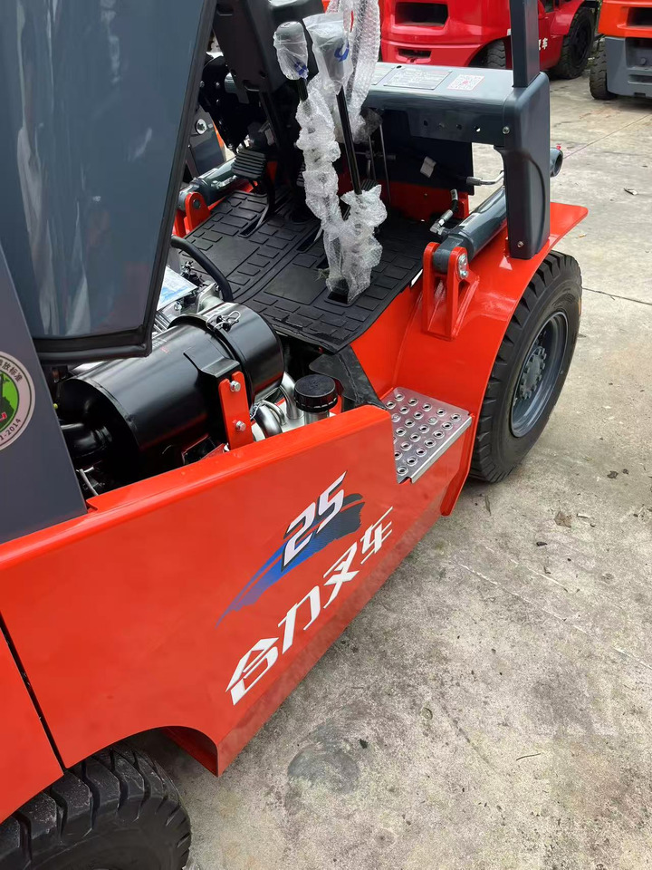 Heli brand new 2.5T diesel forklift famous China brand (Clamp available) - Stivuitor diesel: Foto 2 Heli brand new 2.5T diesel forklift famous China brand (Clamp available) - Stivuitor diesel: Foto 2