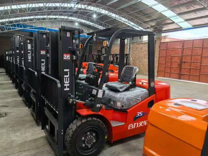Heli brand new 3.5T diesel forklift(Clamp available) - Stivuitor diesel: Foto 1 Heli brand new 3.5T diesel forklift(Clamp available) - Stivuitor diesel: Foto 1
