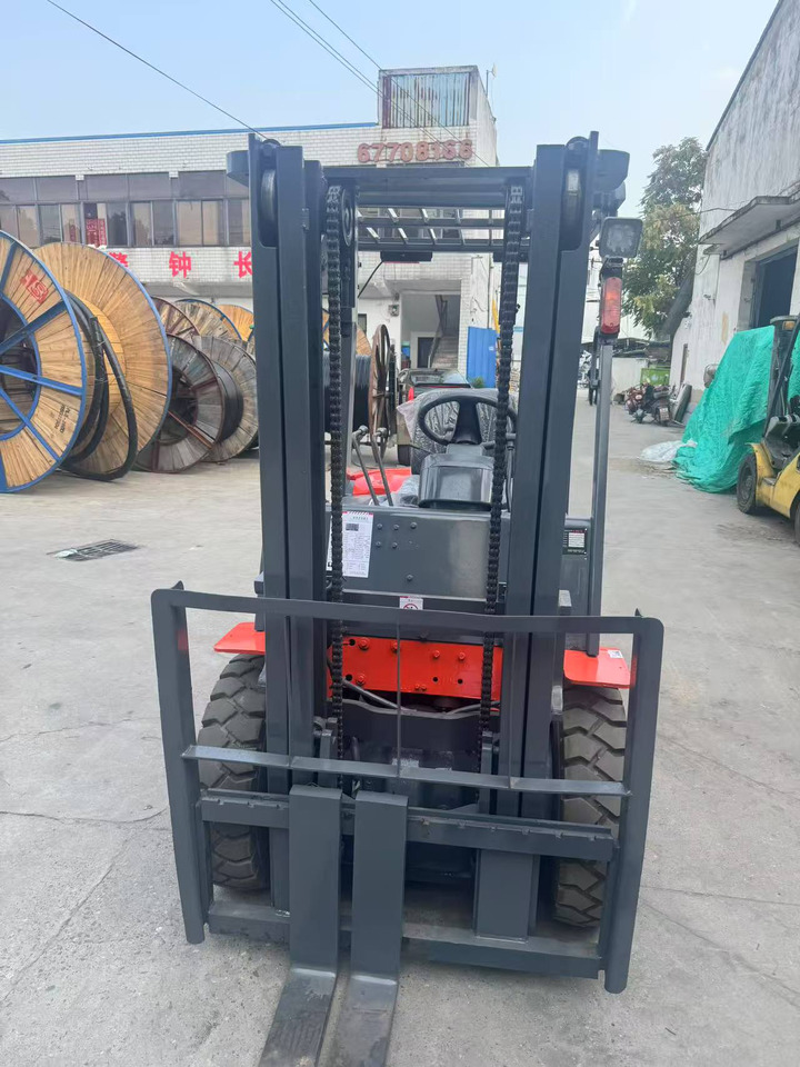 Heli stock new 2024 model 3T diesel forklift Customizable Mast & Clamp - Stivuitor diesel: Foto 5 Heli stock new 2024 model 3T diesel forklift Customizable Mast & Clamp - Stivuitor diesel: Foto 5