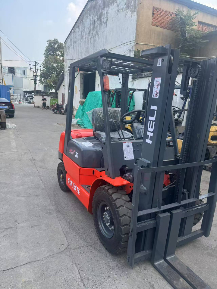 Heli stock new 2024 model 3T diesel forklift Customizable Mast & Clamp - Stivuitor diesel: Foto 2 Heli stock new 2024 model 3T diesel forklift Customizable Mast & Clamp - Stivuitor diesel: Foto 2