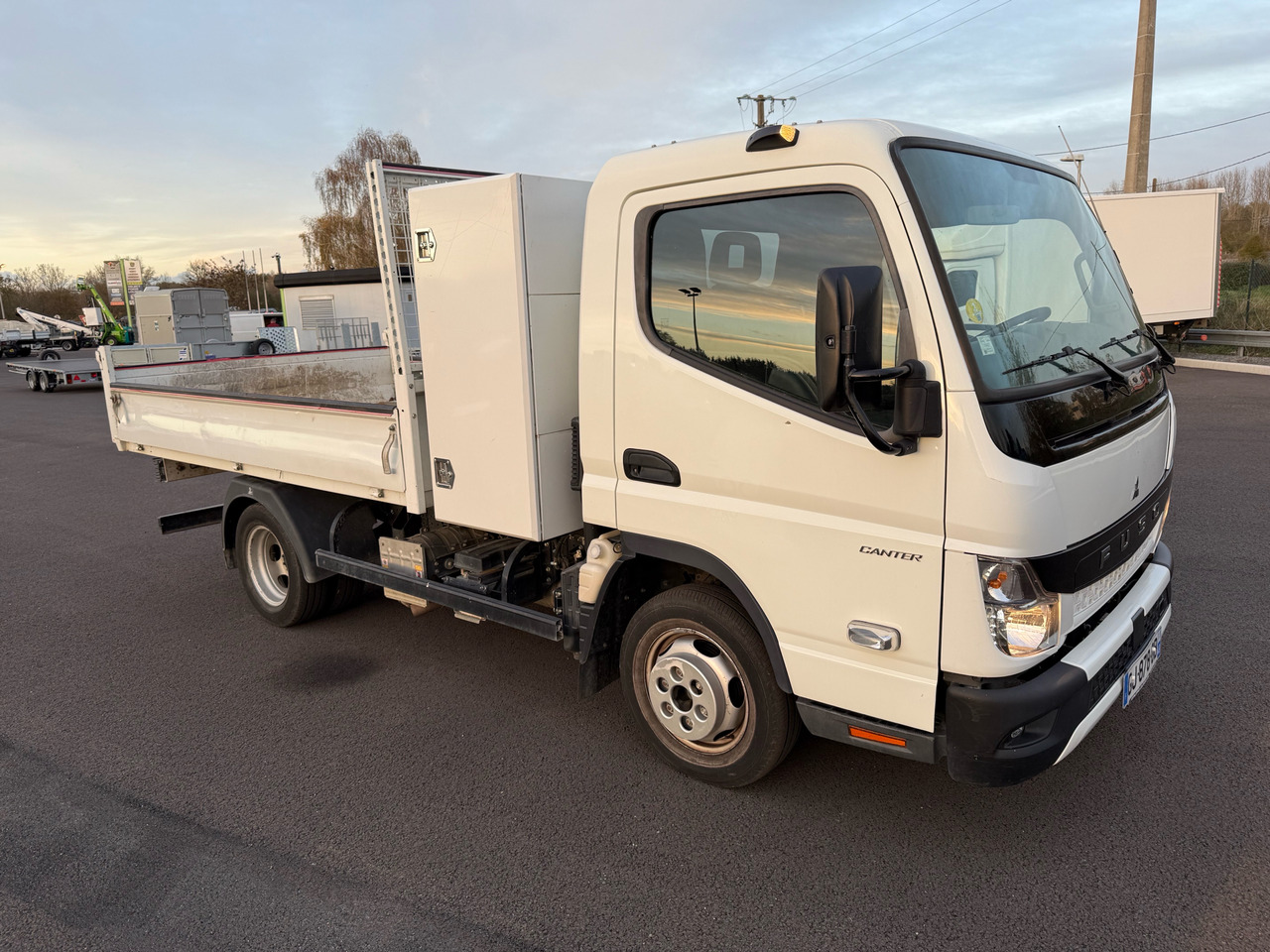 Mitsubishi Canter Fuso - Autoutilitară basculantă: Foto 1 Mitsubishi Canter Fuso - Autoutilitară basculantă: Foto 1