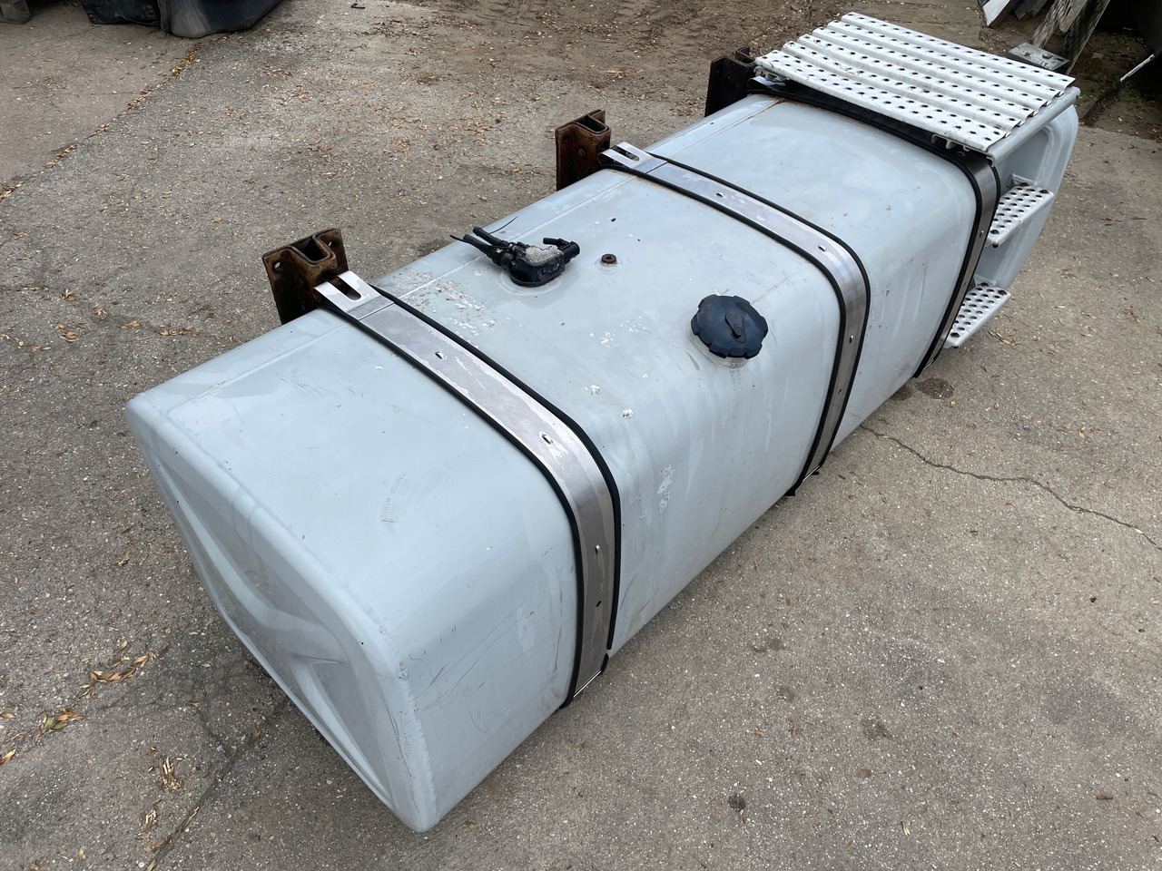 ZBIORNIK PALIWA 780 L MAN TGA TGX TGS 81122015670 - Rezervor combustibil pentru Camion: Foto 2 ZBIORNIK PALIWA 780 L MAN TGA TGX TGS 81122015670 - Rezervor combustibil pentru Camion: Foto 2