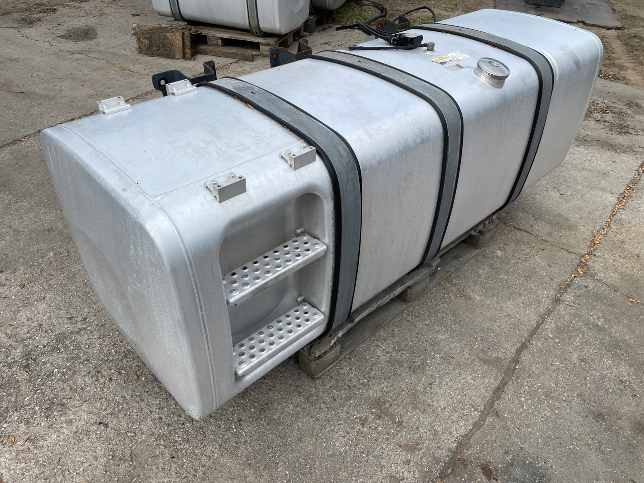 ZBIORNIK PALIWA MAN TGX TGS TGX3 TG3 910 L 81122016846 - Rezervor combustibil pentru Camion: Foto 2 ZBIORNIK PALIWA MAN TGX TGS TGX3 TG3 910 L 81122016846 - Rezervor combustibil pentru Camion: Foto 2