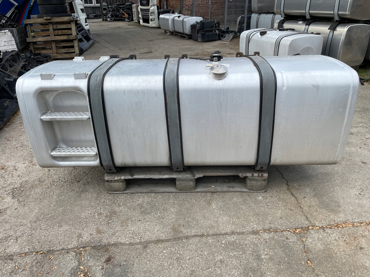 ZBIORNIK PALIWA MAN TGX TGS TGX3 TG3 910 L 81122016846 - Rezervor combustibil pentru Camion: Foto 1 ZBIORNIK PALIWA MAN TGX TGS TGX3 TG3 910 L 81122016846 - Rezervor combustibil pentru Camion: Foto 1