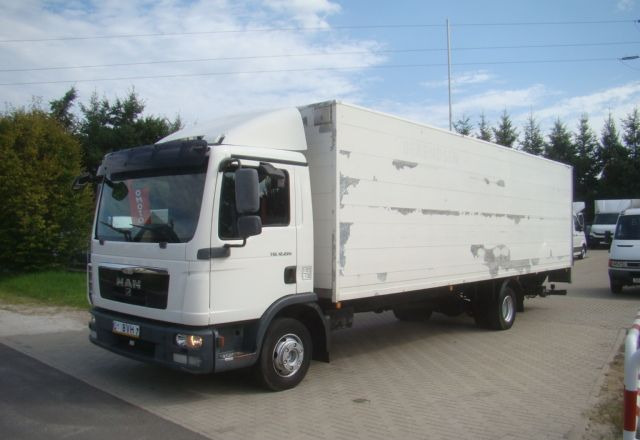 MAN TGL 12-220 8.10M KLIMA WINDA 2000KG - Camion furgon: Foto 2 MAN TGL 12-220 8.10M KLIMA WINDA 2000KG - Camion furgon: Foto 2