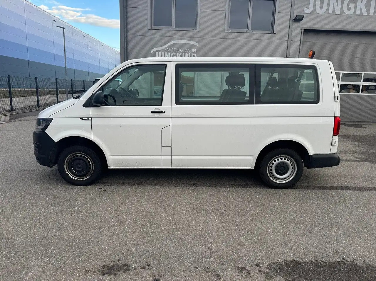 Volkswagen T6 Transporter Kombi 9-Sitzer Klima - Mașină break: Foto 3 Volkswagen T6 Transporter Kombi 9-Sitzer Klima - Mașină break: Foto 3